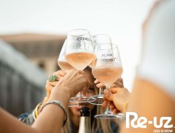 Brinde com copos reutilizáveis no festival Alma Occidente