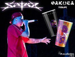 Saiko traz copos reutilizáveis consigo na sua viagem galáctica!