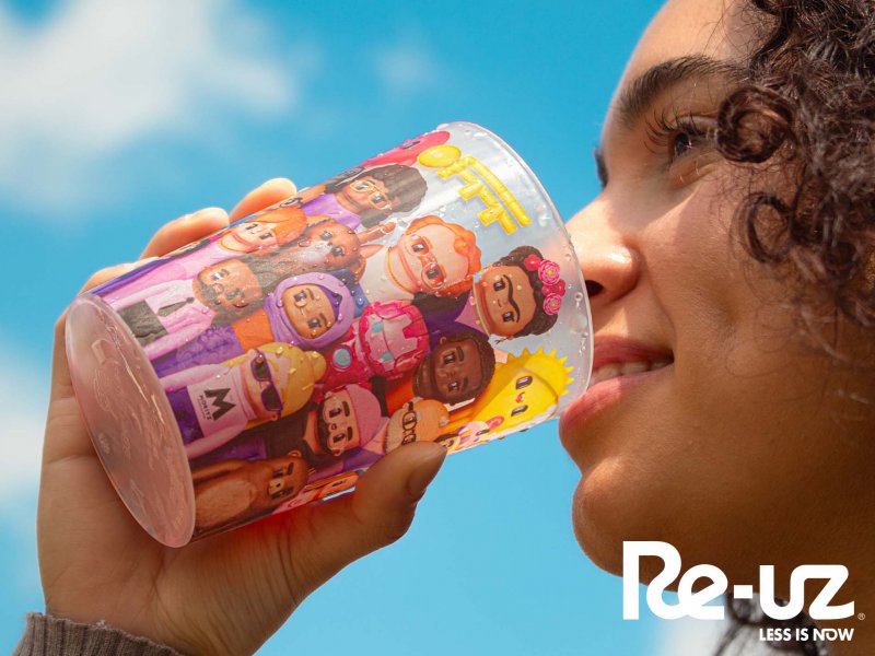 OFFFest vibrante com o design exclusivo da Yippiehey em copos reutilizáveis!